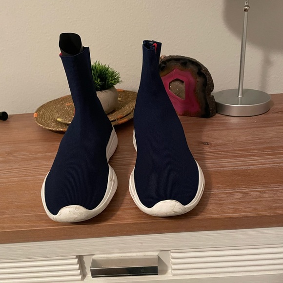 Prada - Picture 2 of 4